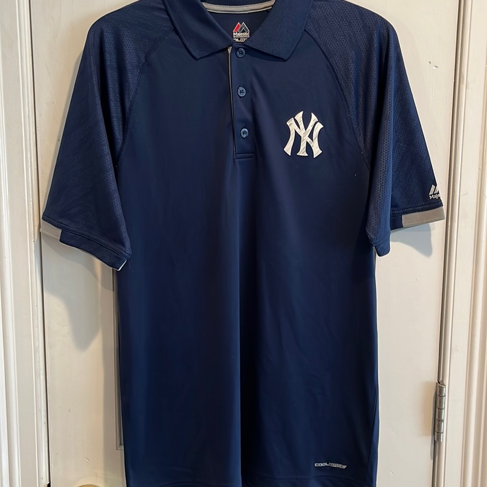 New York Yankee Majestic Polo/Golf Shirt. Men’s size Medium